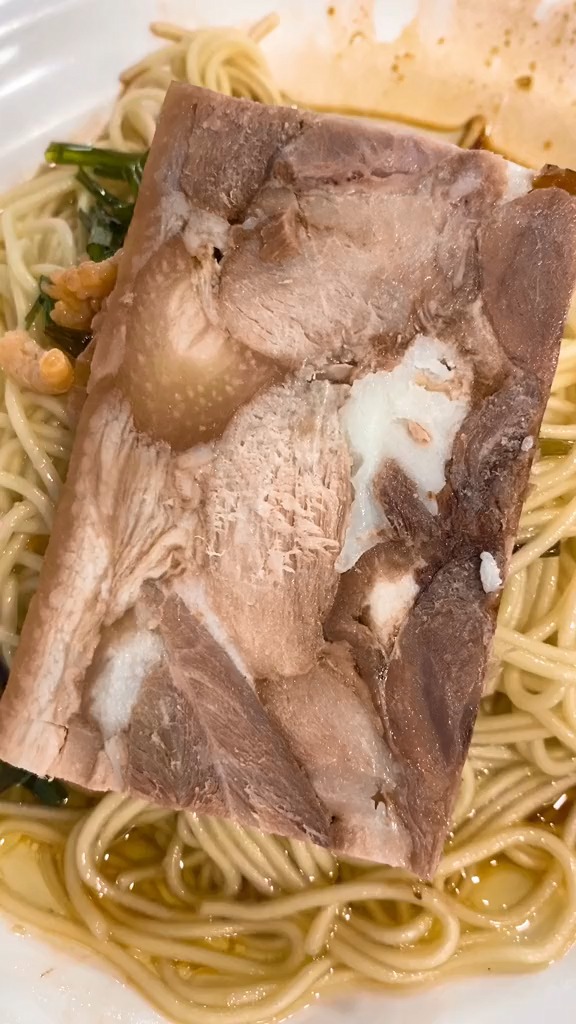 德兴面馆开有150年了,焖蹄面号称上海第一面,和乾隆爷宫里吃的一个味