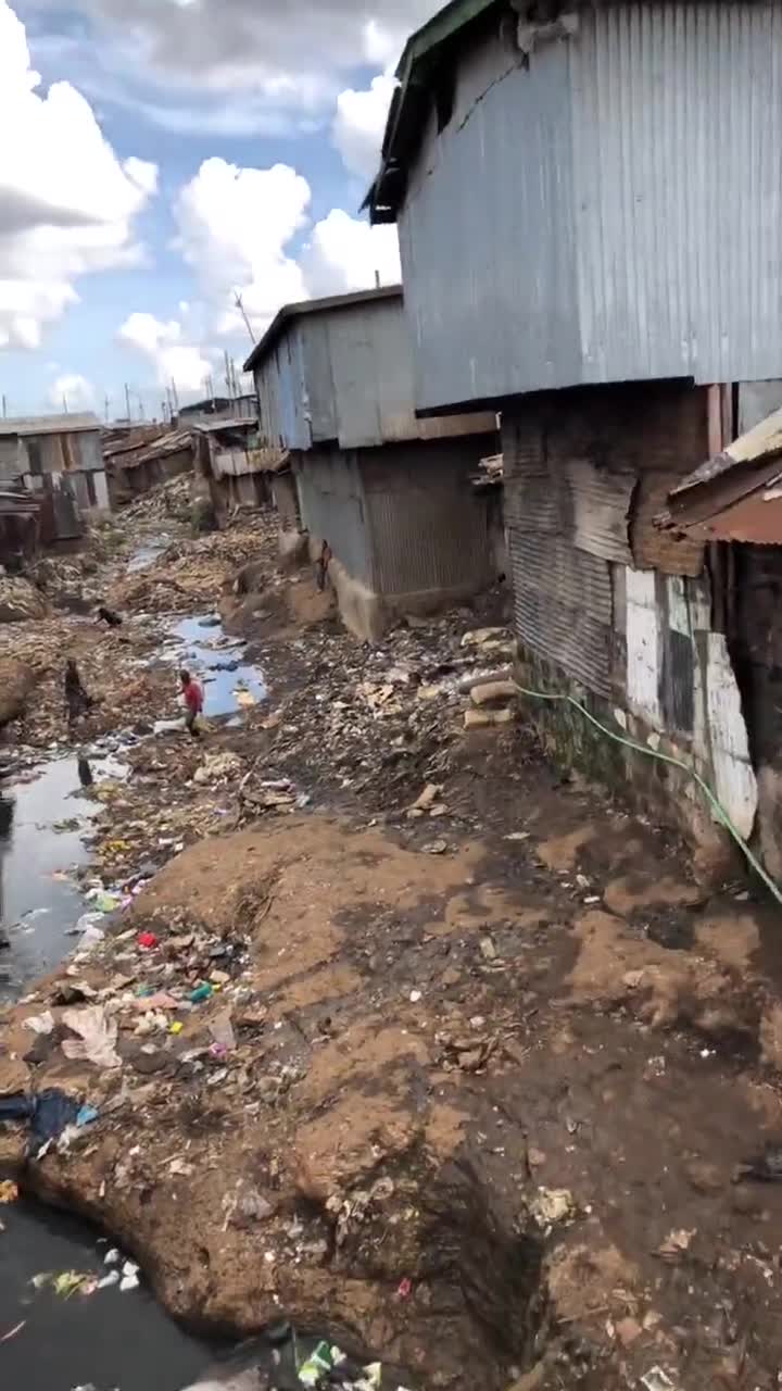 看看非洲的环境,贫民窟的环境