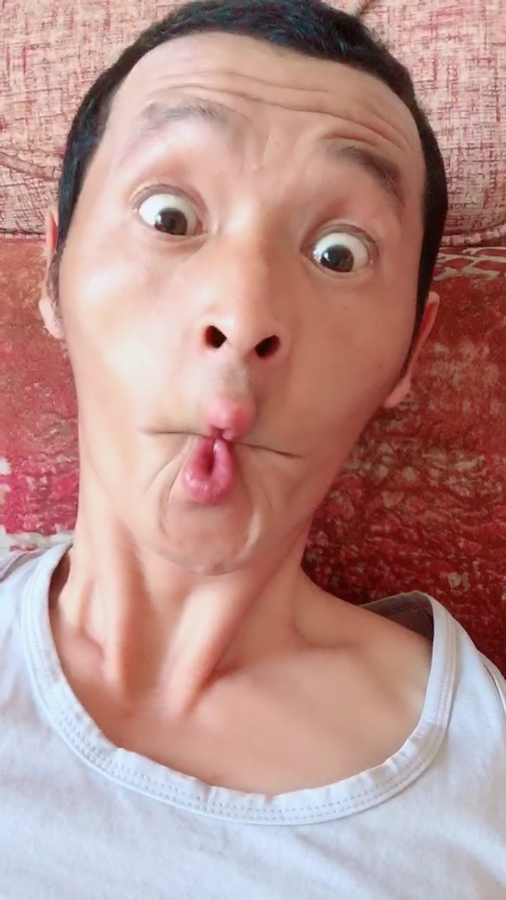 我有一个逗比朋友#模仿一段大公鸡能不能觉得像的支持一下谢谢