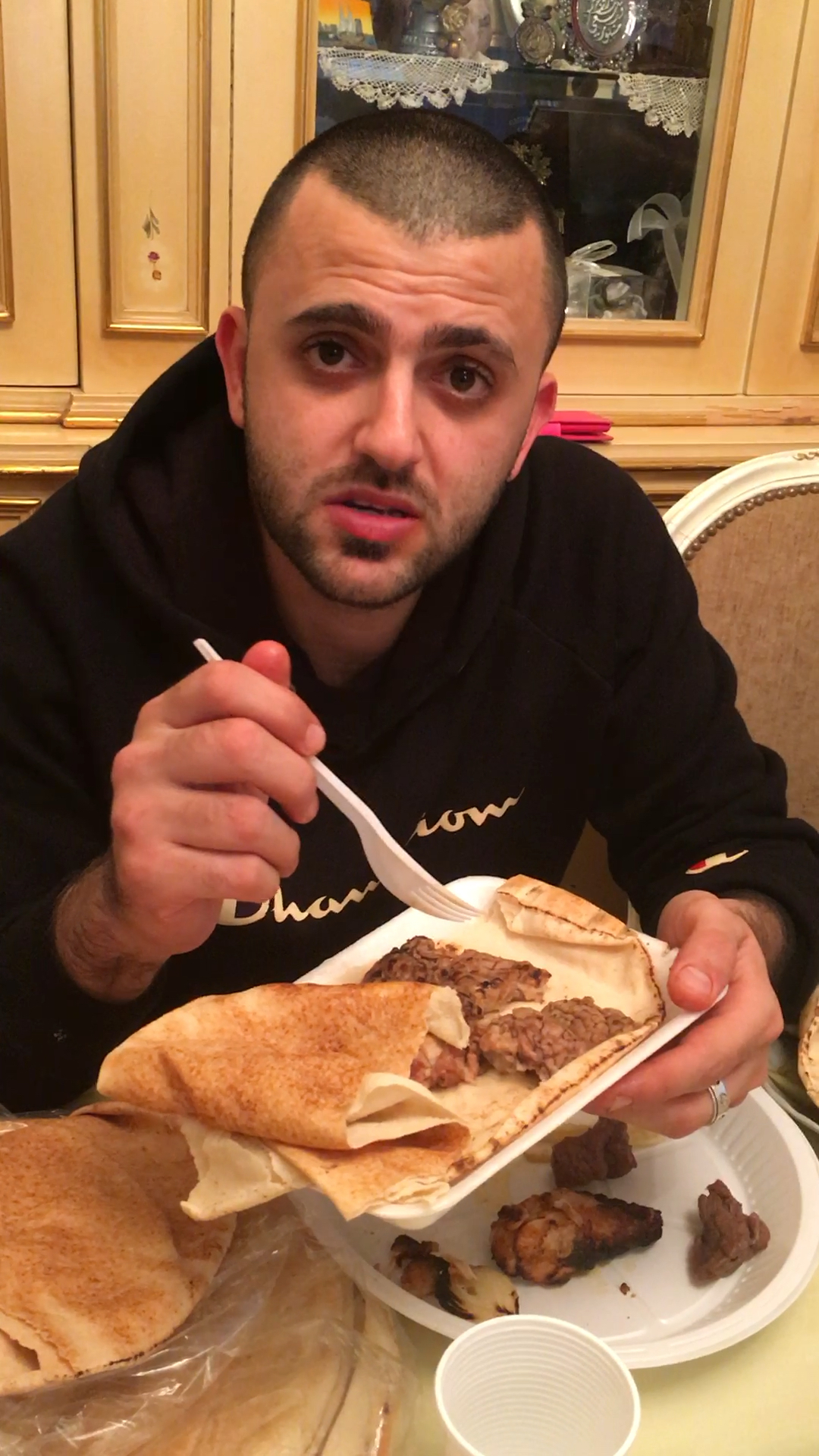 阿拉伯帅小伙吃羊脑,说吃脑补脑!