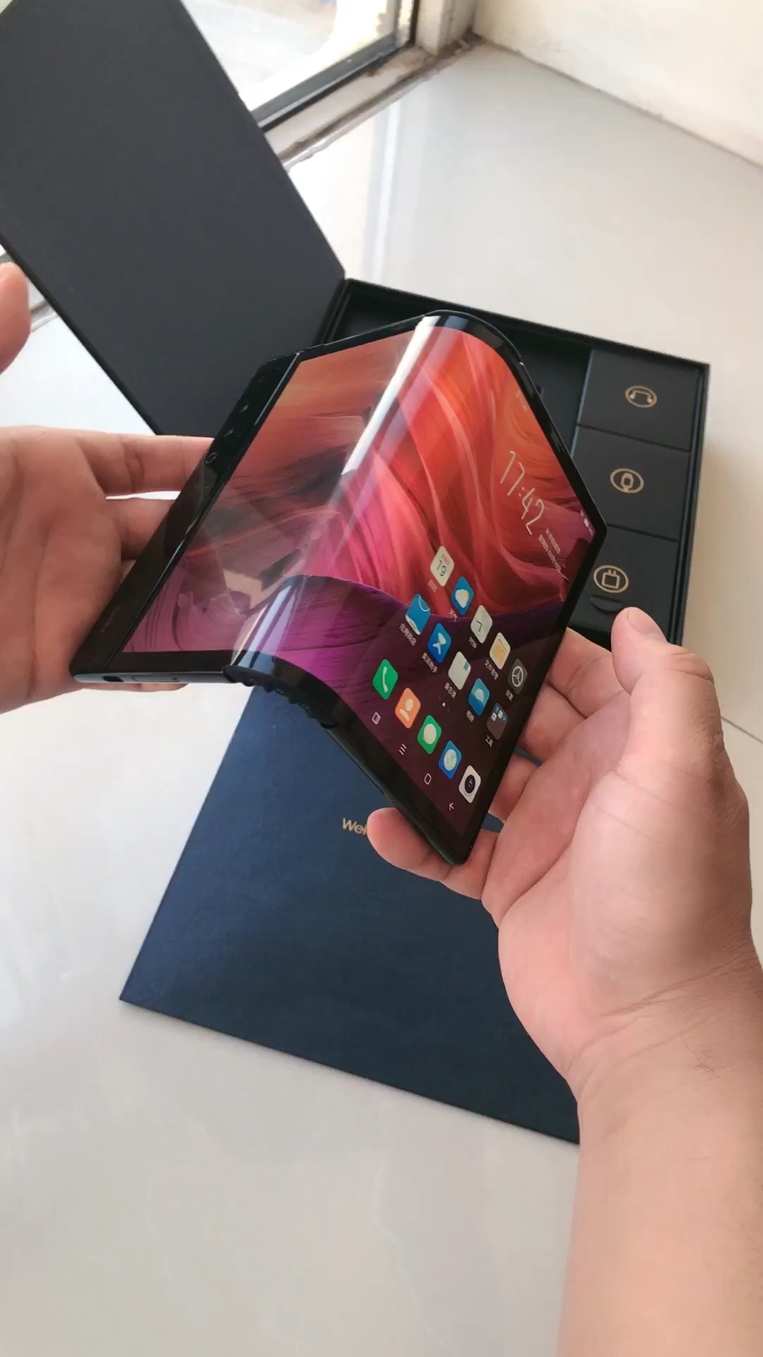 柔宇公司黑科技产品柔派折叠屏手机～上市与2019年中旬,全球首款折叠