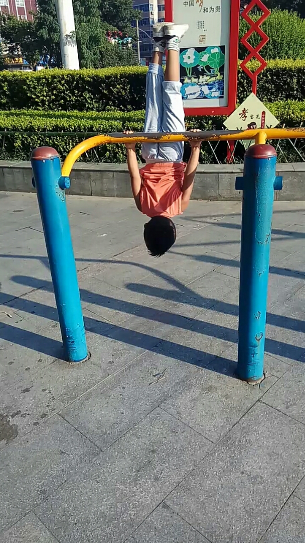 爱翻单杠的小子!