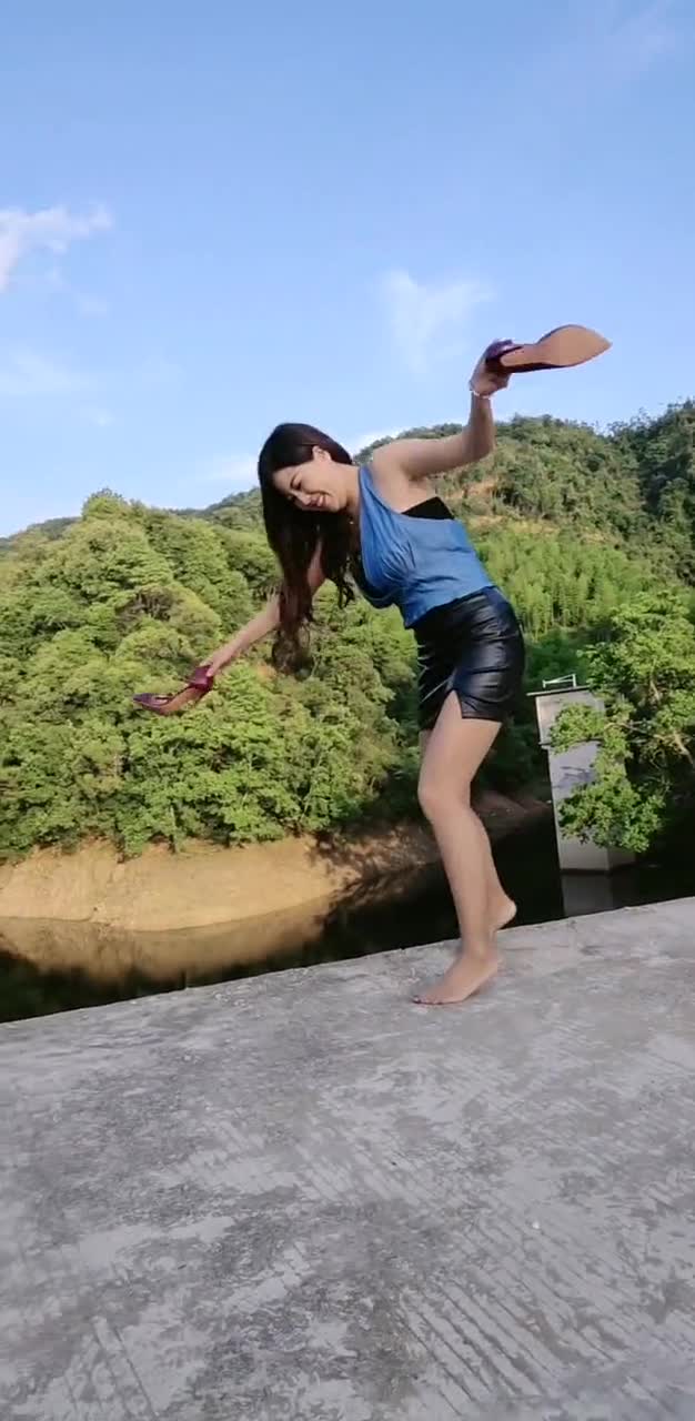 穿高跟鞋走路太累了,美女索性把鞋脱了,光着脚散步!