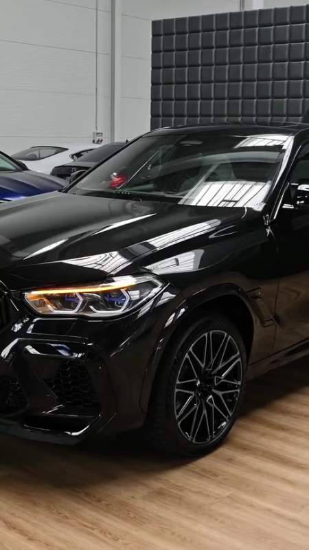 搞笑段子宝马x6m一身黑武士装扮外观冷酷性能无敌