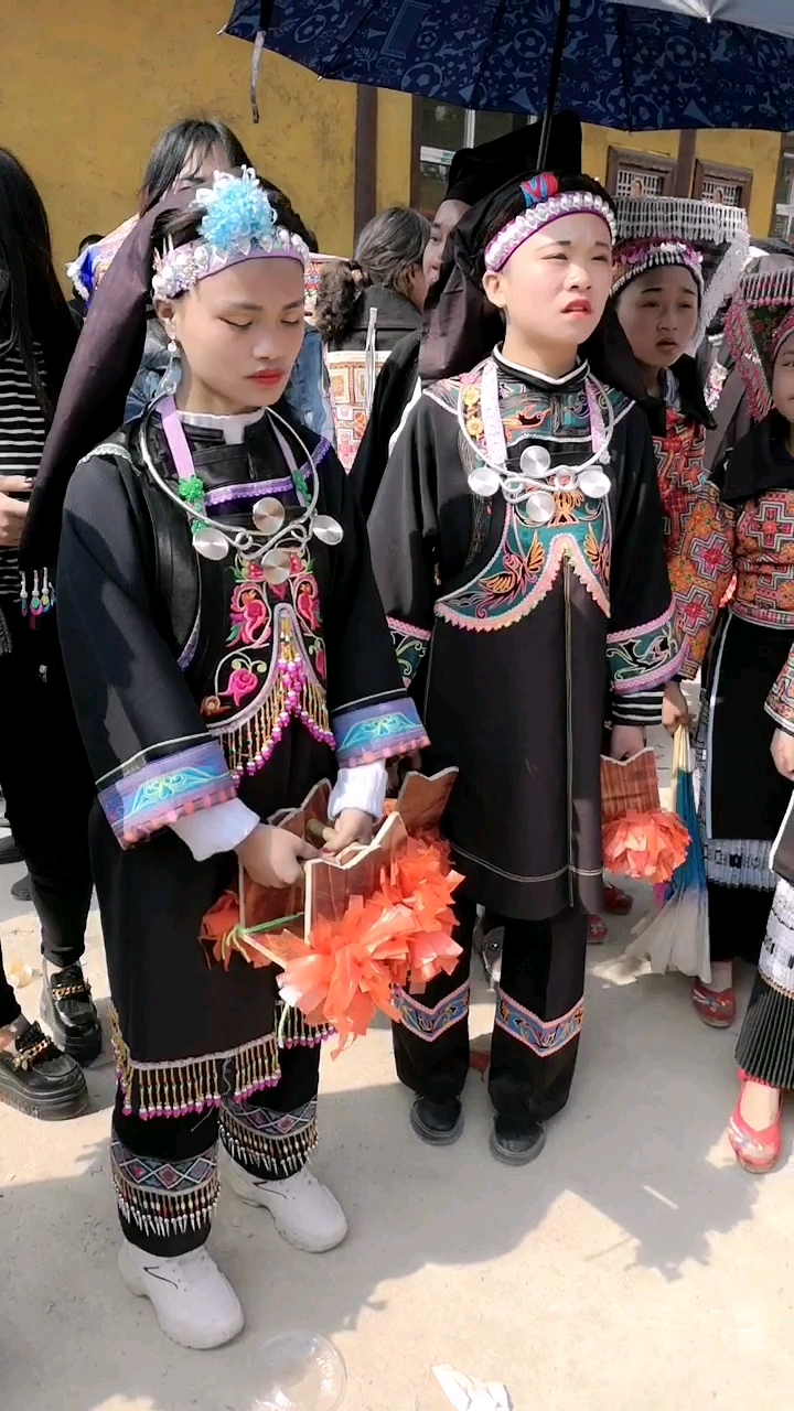贵州大山里的布依布依族女孩好漂亮
