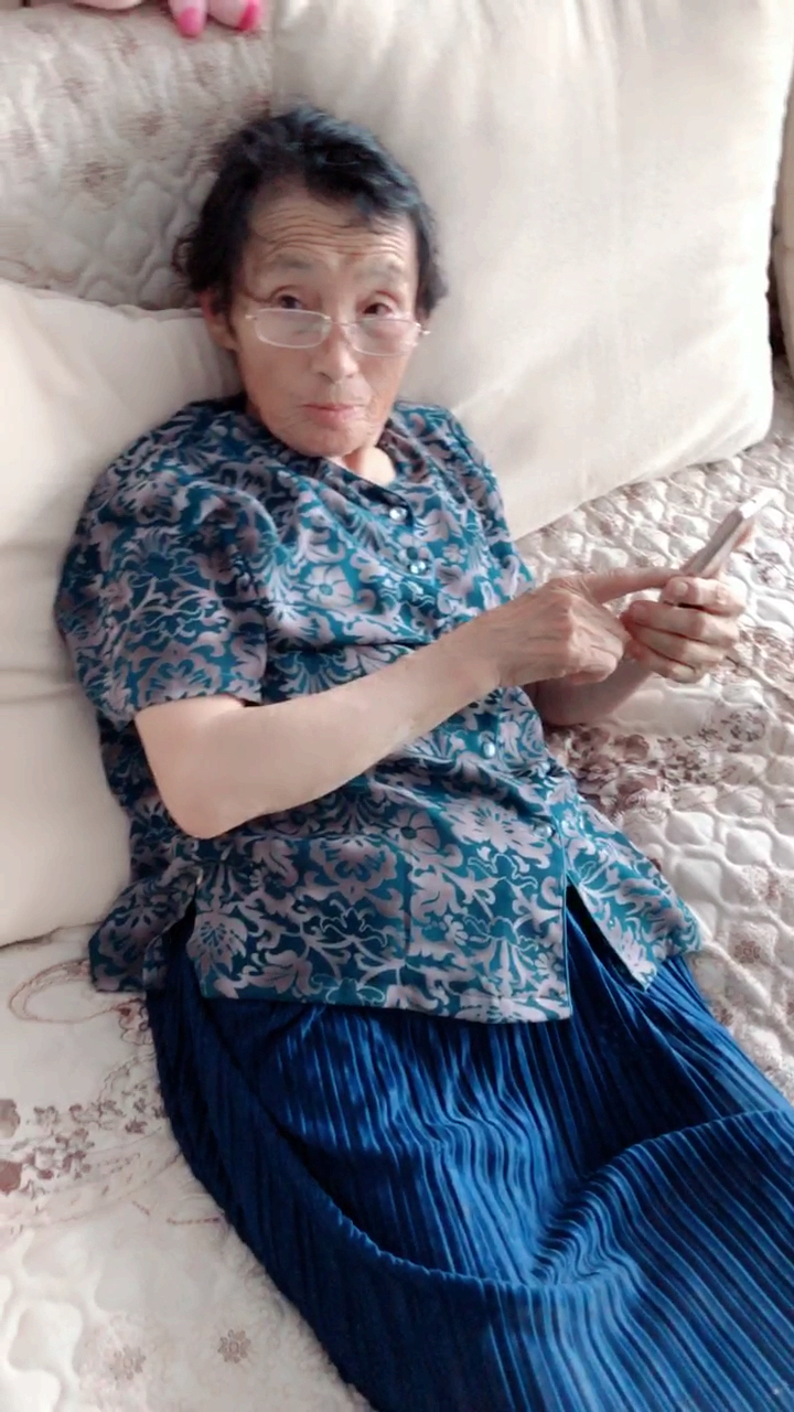 老妈玩手机看电视也少了