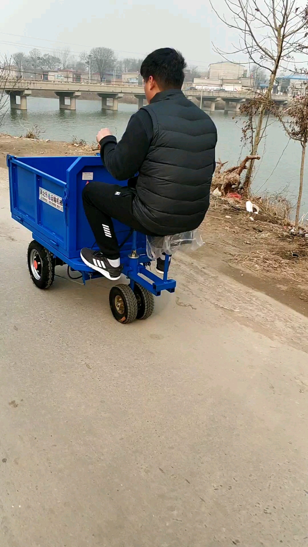 电动三轮倒骑驴