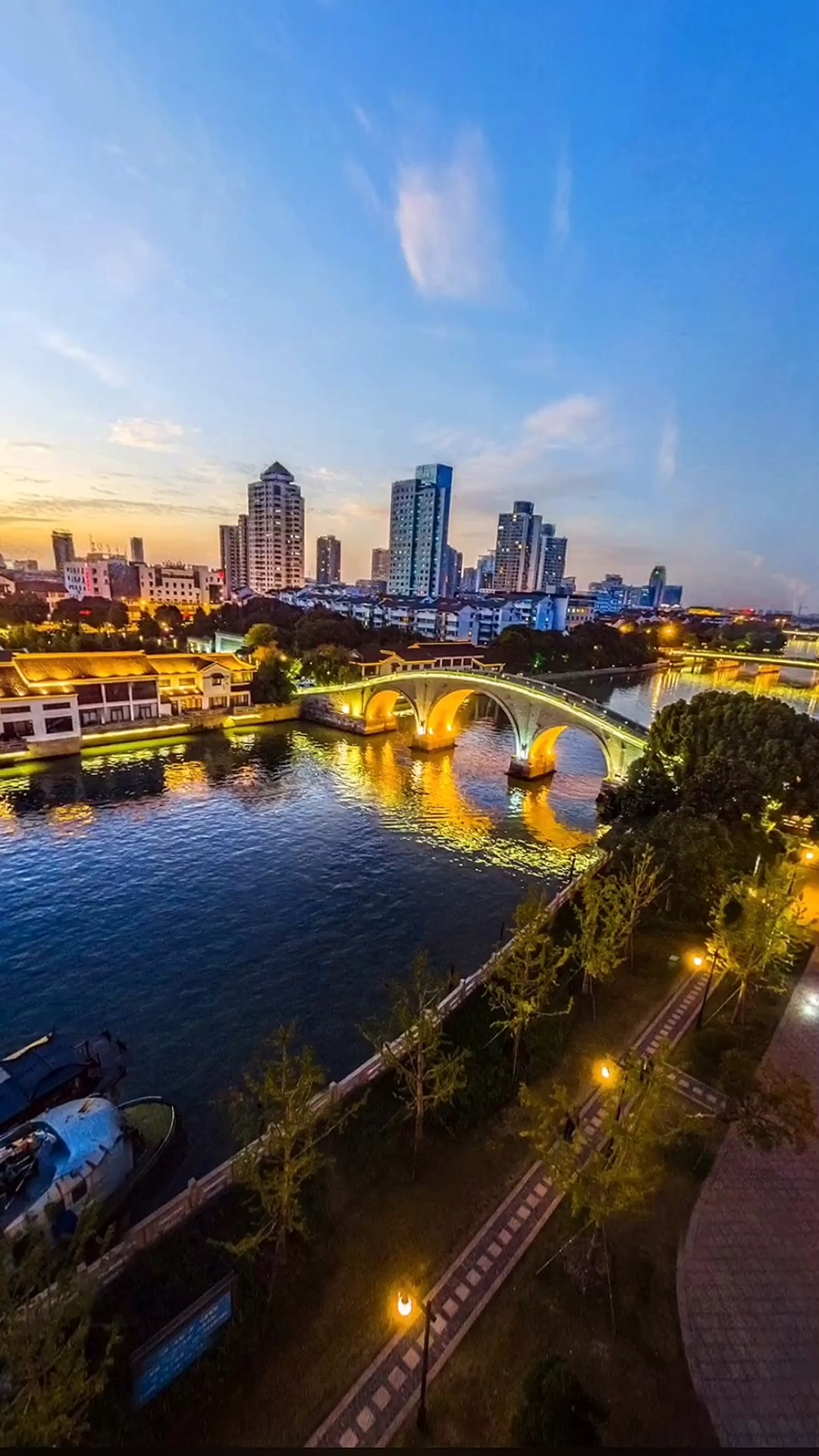 我的私藏景点#苏州·胥门夜景全景:蓝天投碧波,灯火映晚霞!