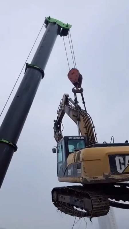 塔吊司机技术太厉害了把挖掘机吊到15层楼那么高佩服