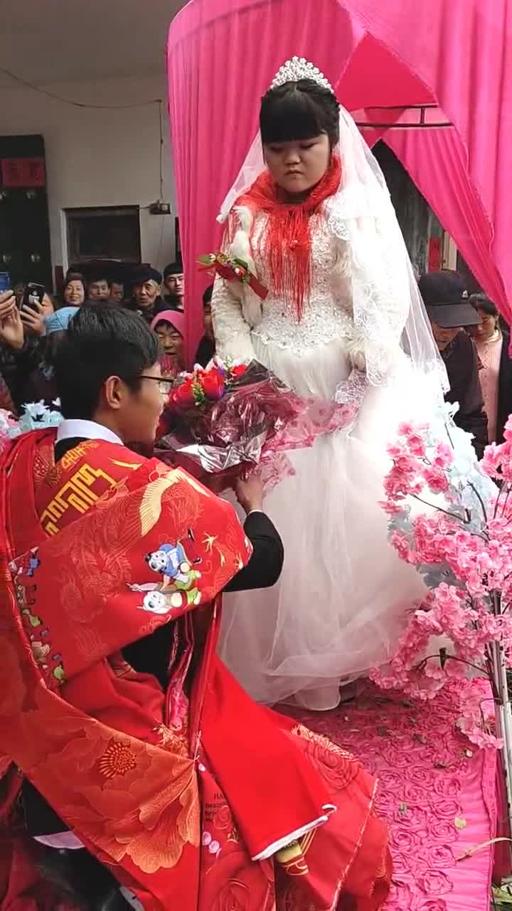 小两口真的到法定年龄了吗,虽然新郎略显成熟,但是新娘却有着16岁的脸