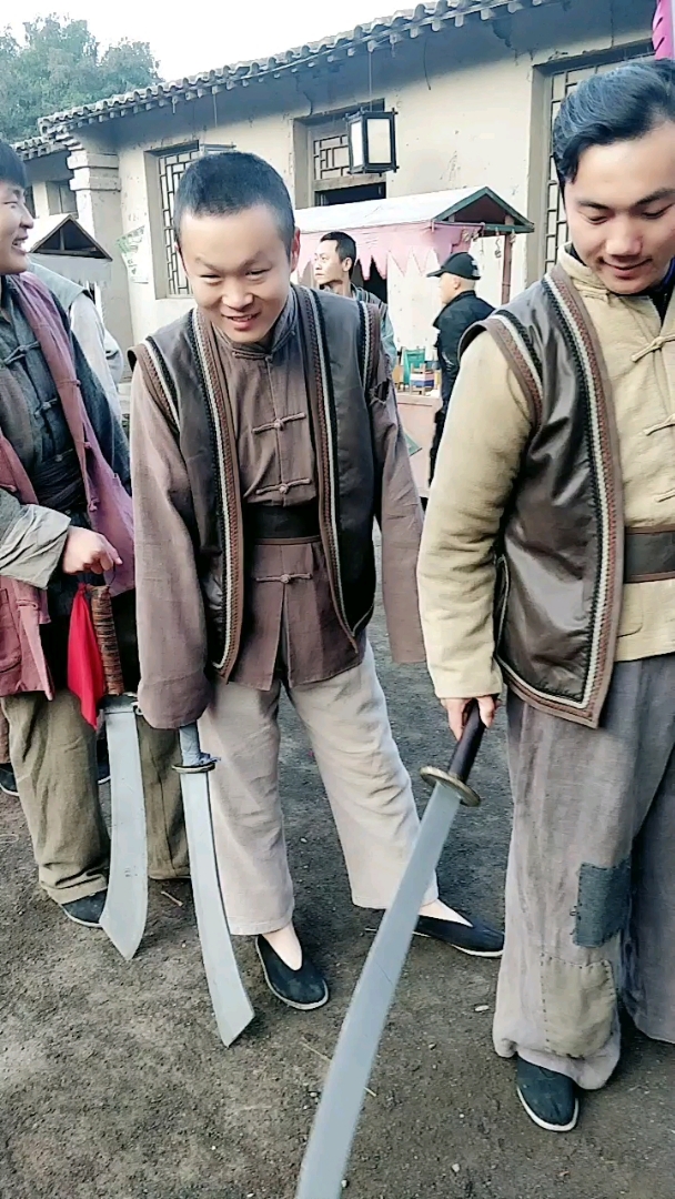 今天都是演土匪