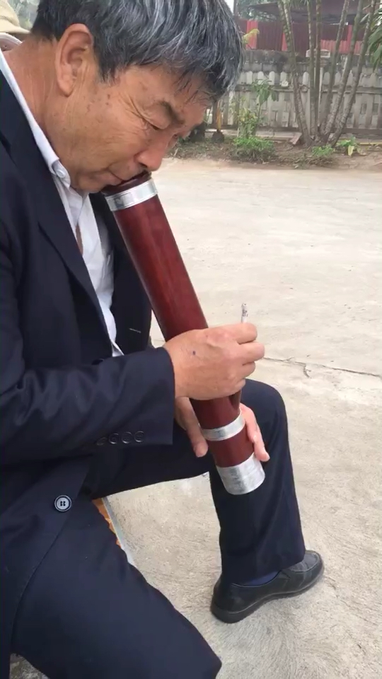 看着大爷抽水烟筒是种享受