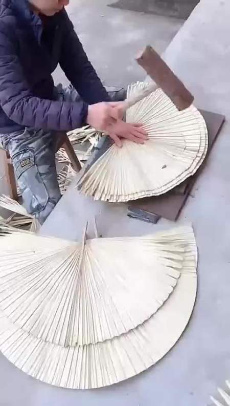 搞笑段子#原来我们小时候,夏天用的蒲扇,是这样制作的!-全民小视频