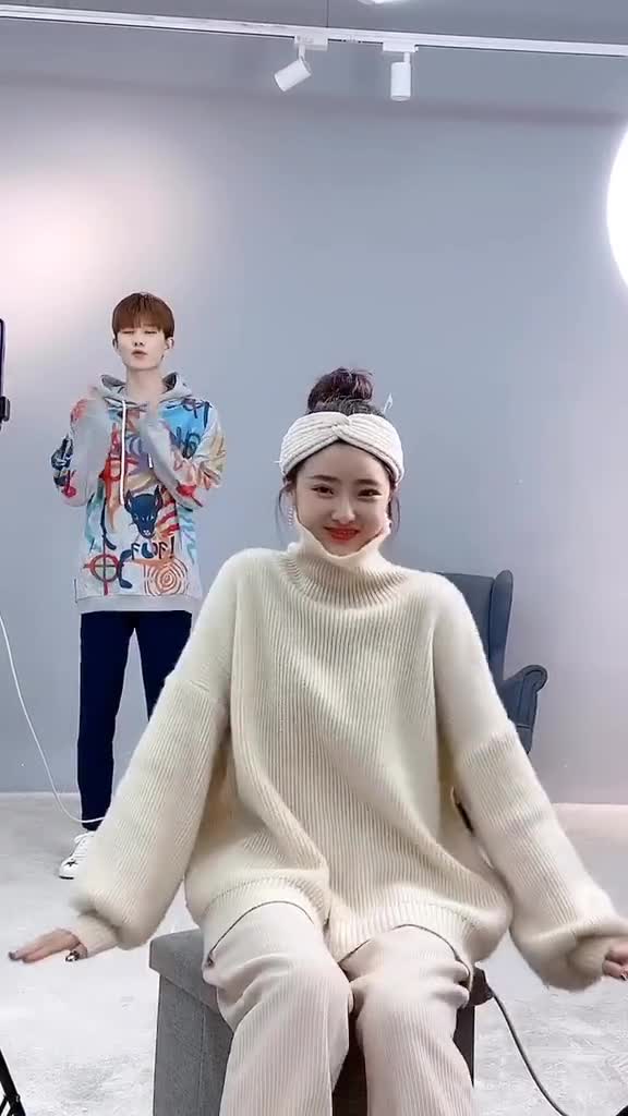 认真工作的小黄晨妍黄锦鸿ma