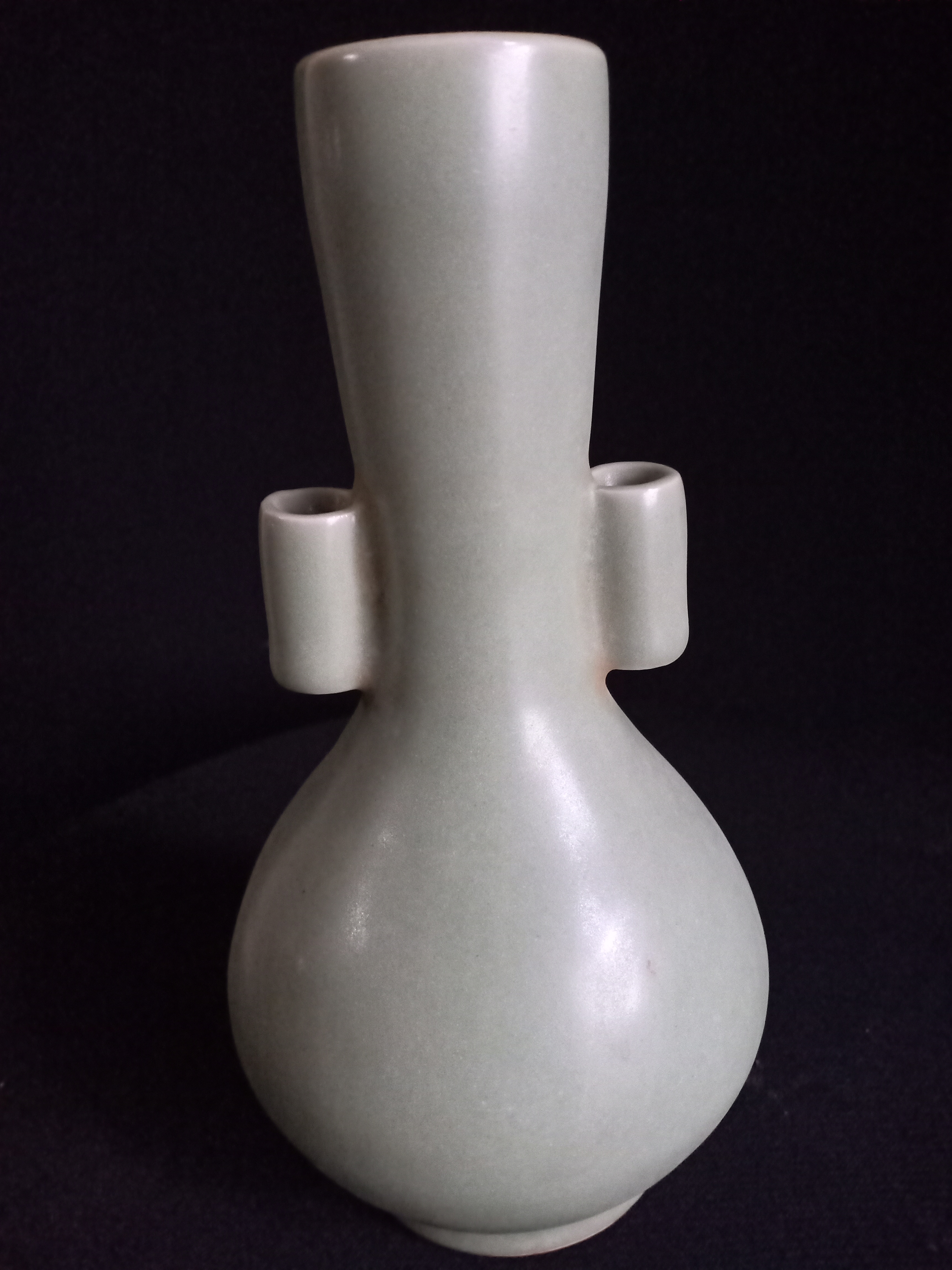 贯耳瓶一个:明朝,龙泉窑,海捞,高20厘米,直径9.5厘米.-度小视