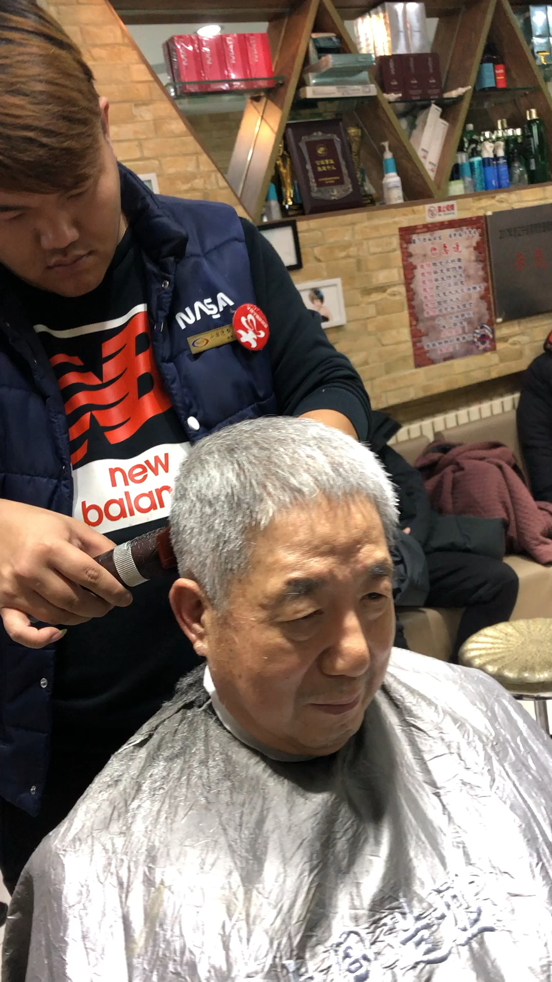 为七十周岁以上老年人义剪,却绝对禁止为十周岁以下未成年人烫染发