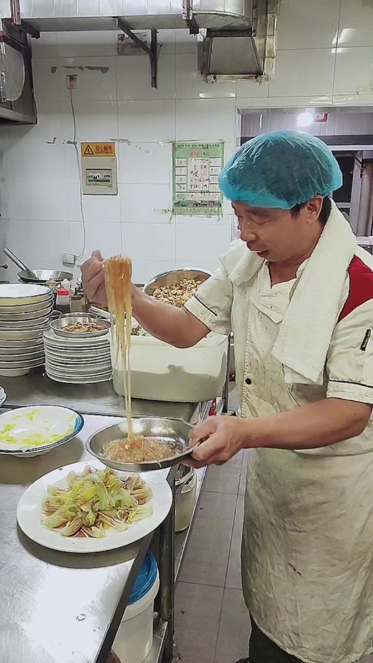 后厨打荷最辛苦,待遇最低这就是现实.