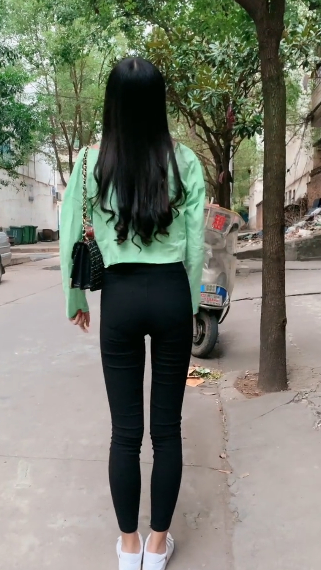 背影杀手#迷人背影,性感身姿,这样的长发小姐姐你喜欢吗