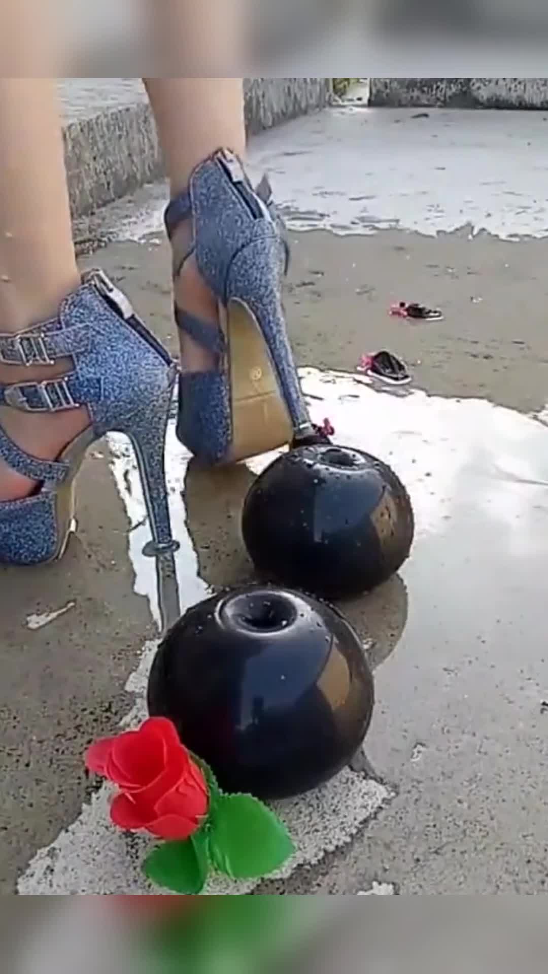 我要上热门#美女穿高跟鞋踩气球,真是艺高人胆大,看完大呼过瘾!