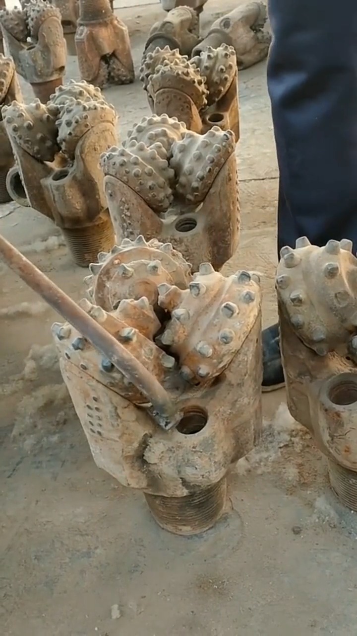 娱乐#在地下挖到一堆铁疙瘩,收废品的都不敢要