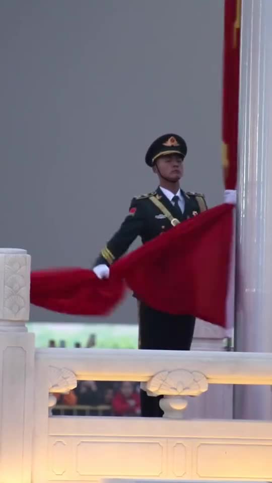 升国旗帅,收国旗更帅!为中国军人点赞!