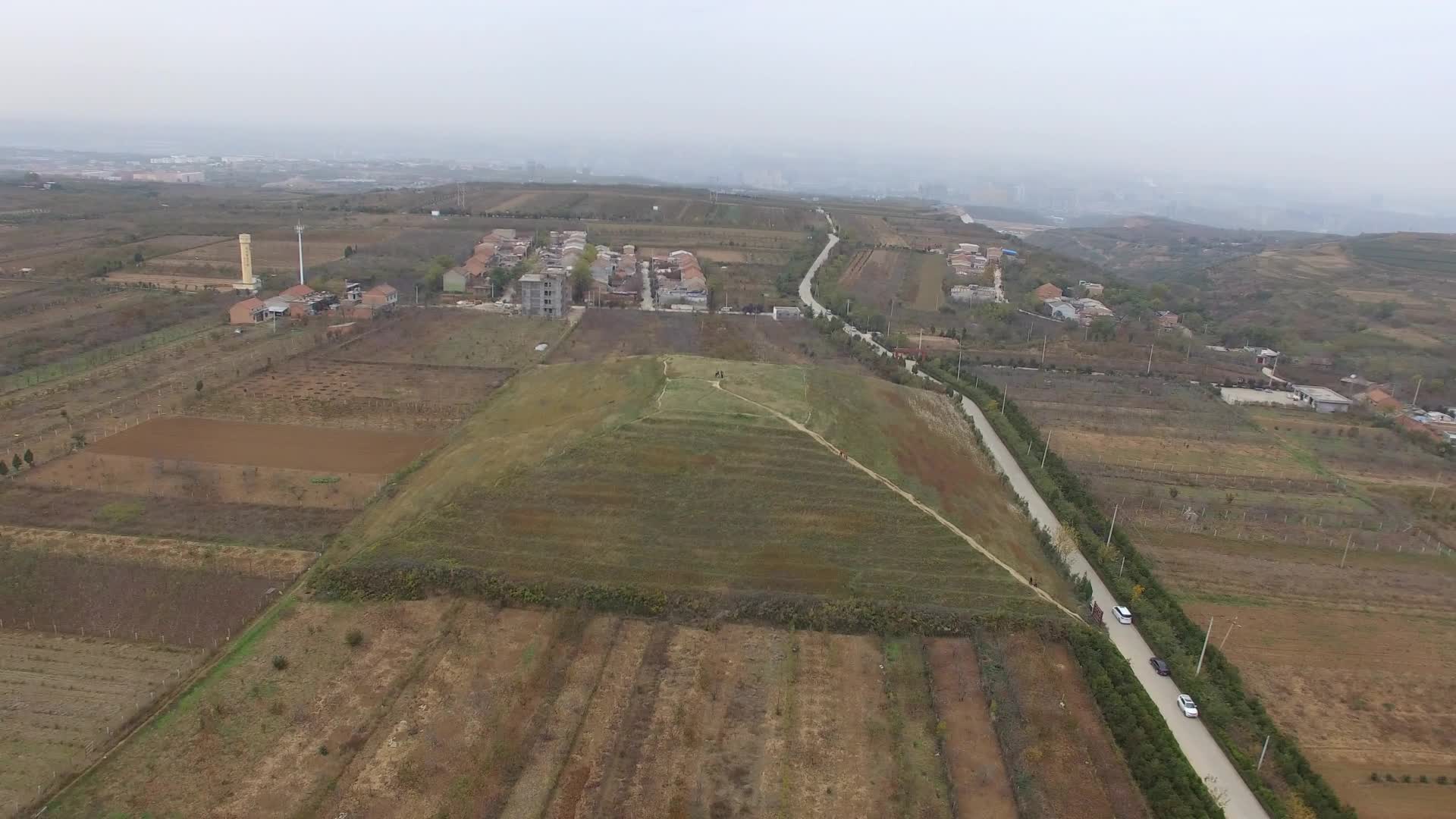 西安白鹿原:航拍窦皇后陵,汉文帝霸陵的合葬墓