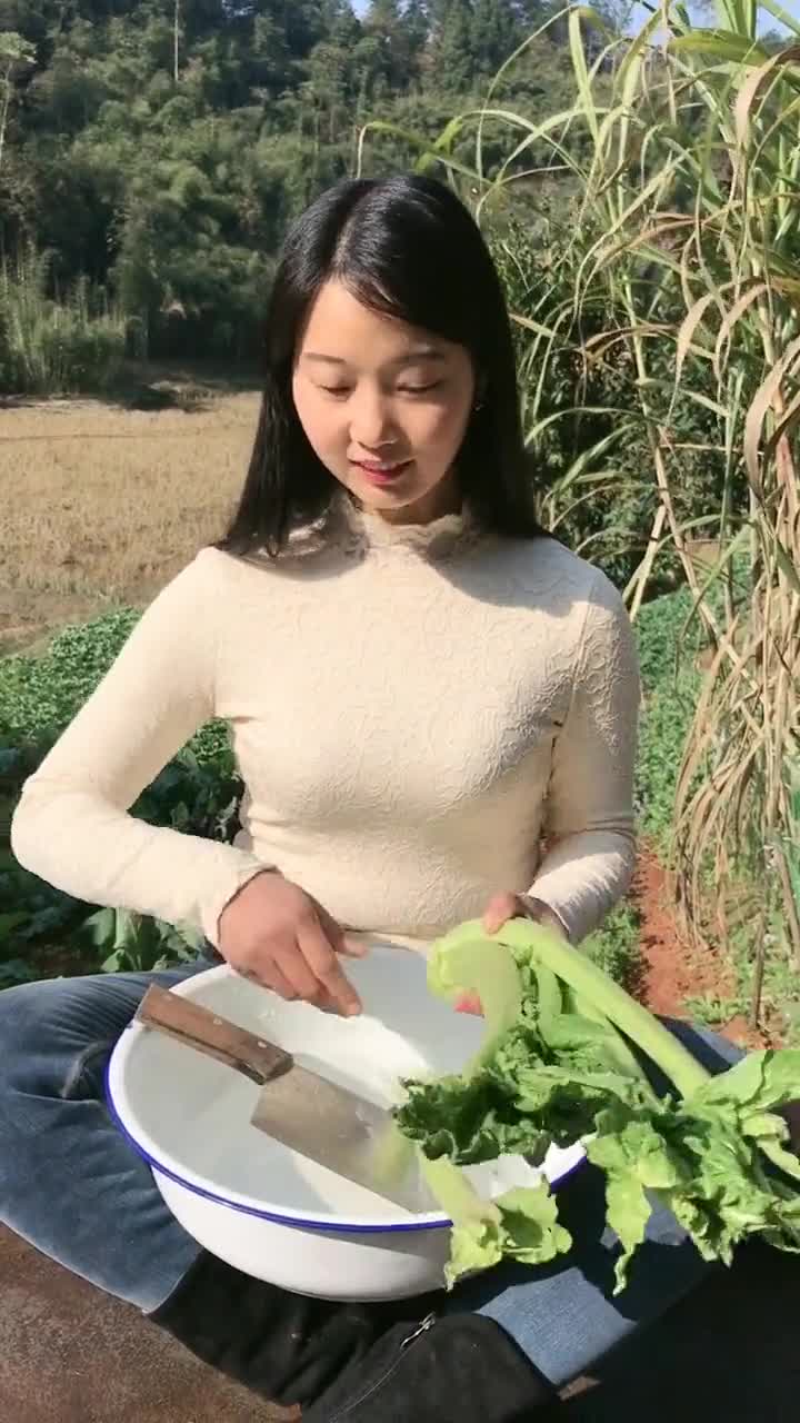 农村留守妇女让人心酸,脏活累活只有自己一个人干