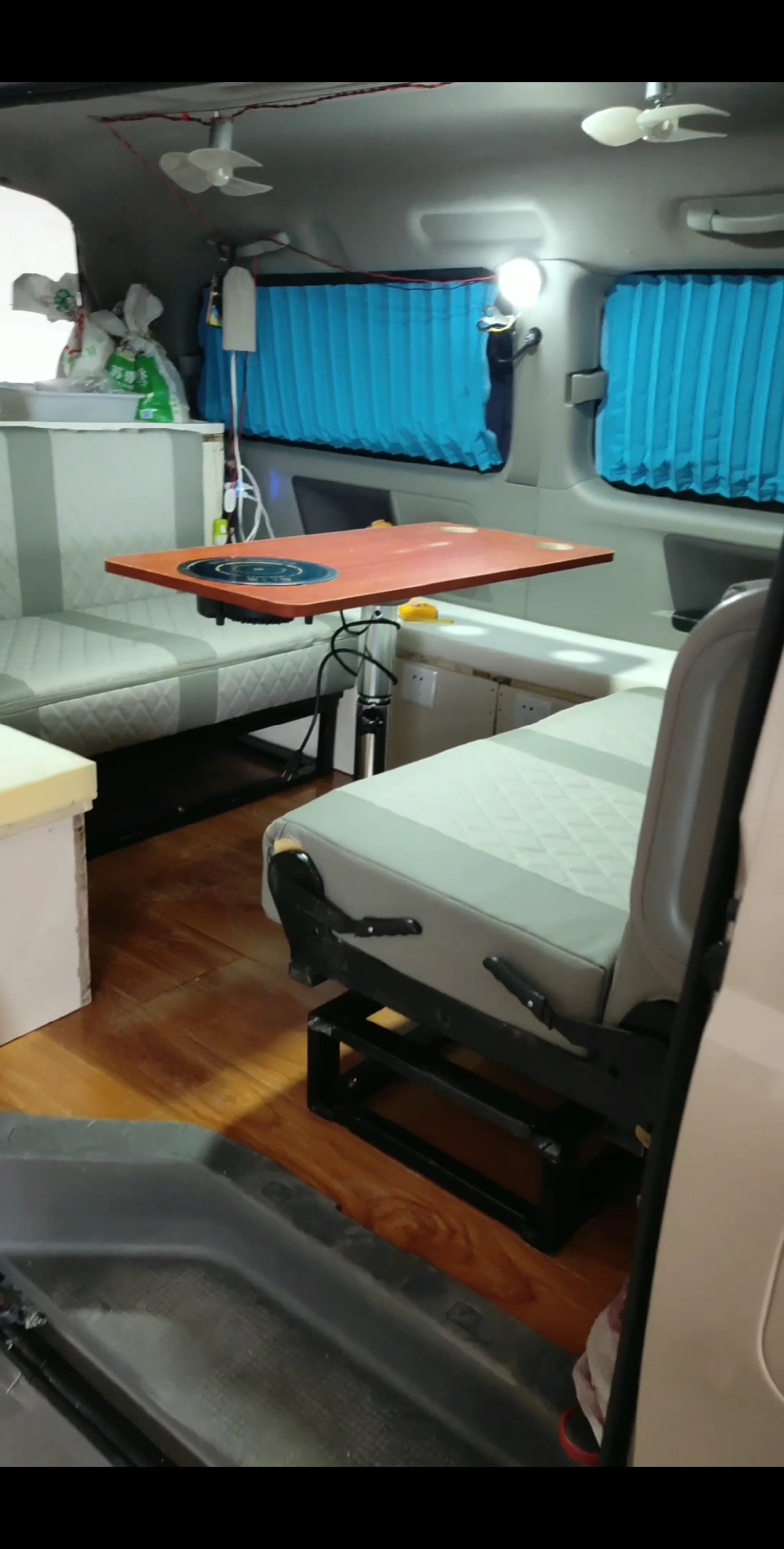 给江苏老铁东风菱智m3改床车,一辆带客厅的床车