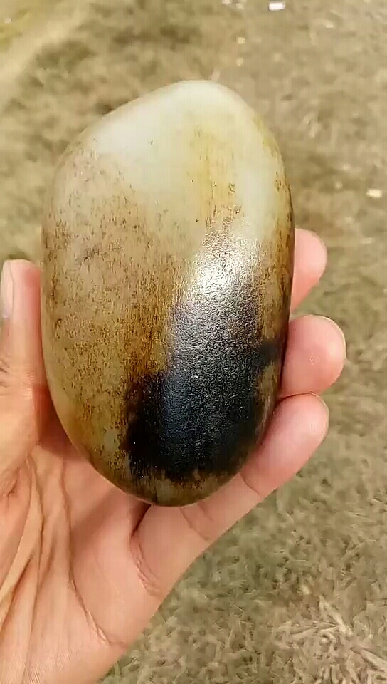 和田玉籽料原石,聚黑皮加秋梨皮.漂亮.