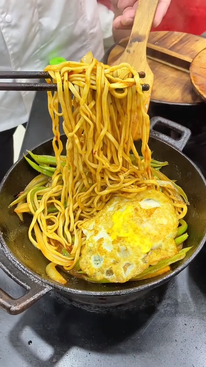 美食记#小铁锅焖面,四两面,配上五两菜