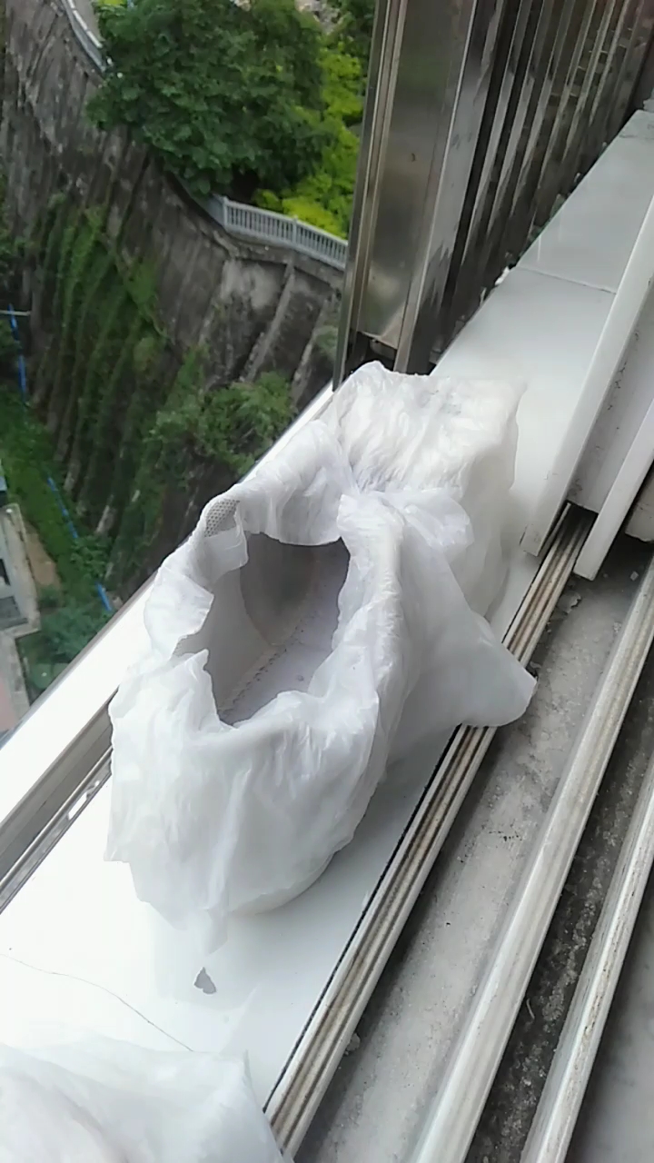 攀枝花阳光烈,洗了的运动鞋用卫生纸包着晒.