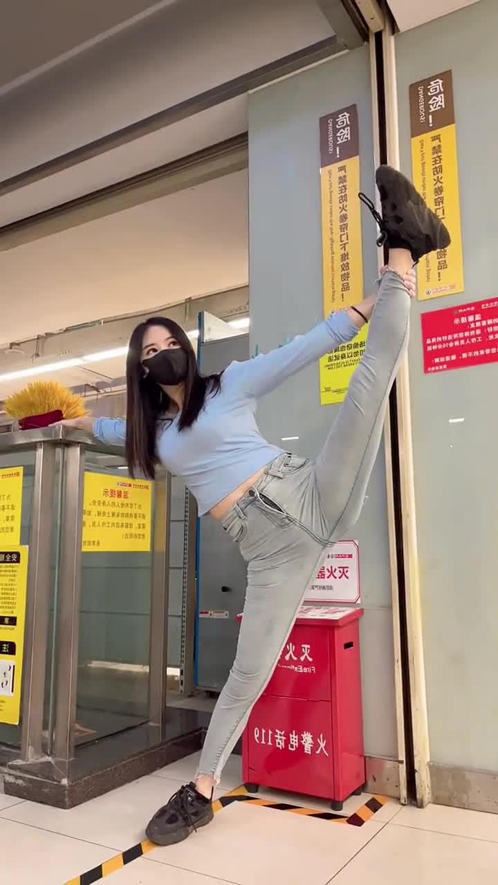 练成这么高难度的一字马不知道姑娘背后要流多少汗水