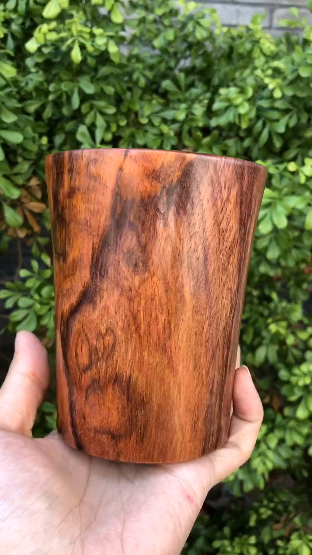 海南黄花梨#书斋雅玩上品,野生糠梨山水纹带鬼眼海南黄花梨笔筒