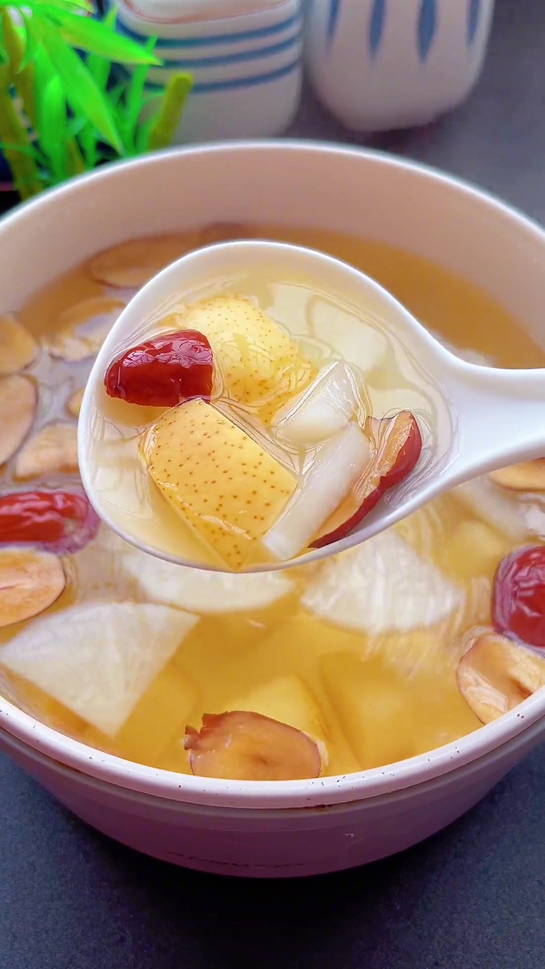 白萝卜和梨一起煮,没想到这么好,冬天记得多喝.