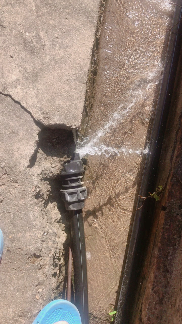这水管爆裂在水泥里面,怎么样才能修好呢?