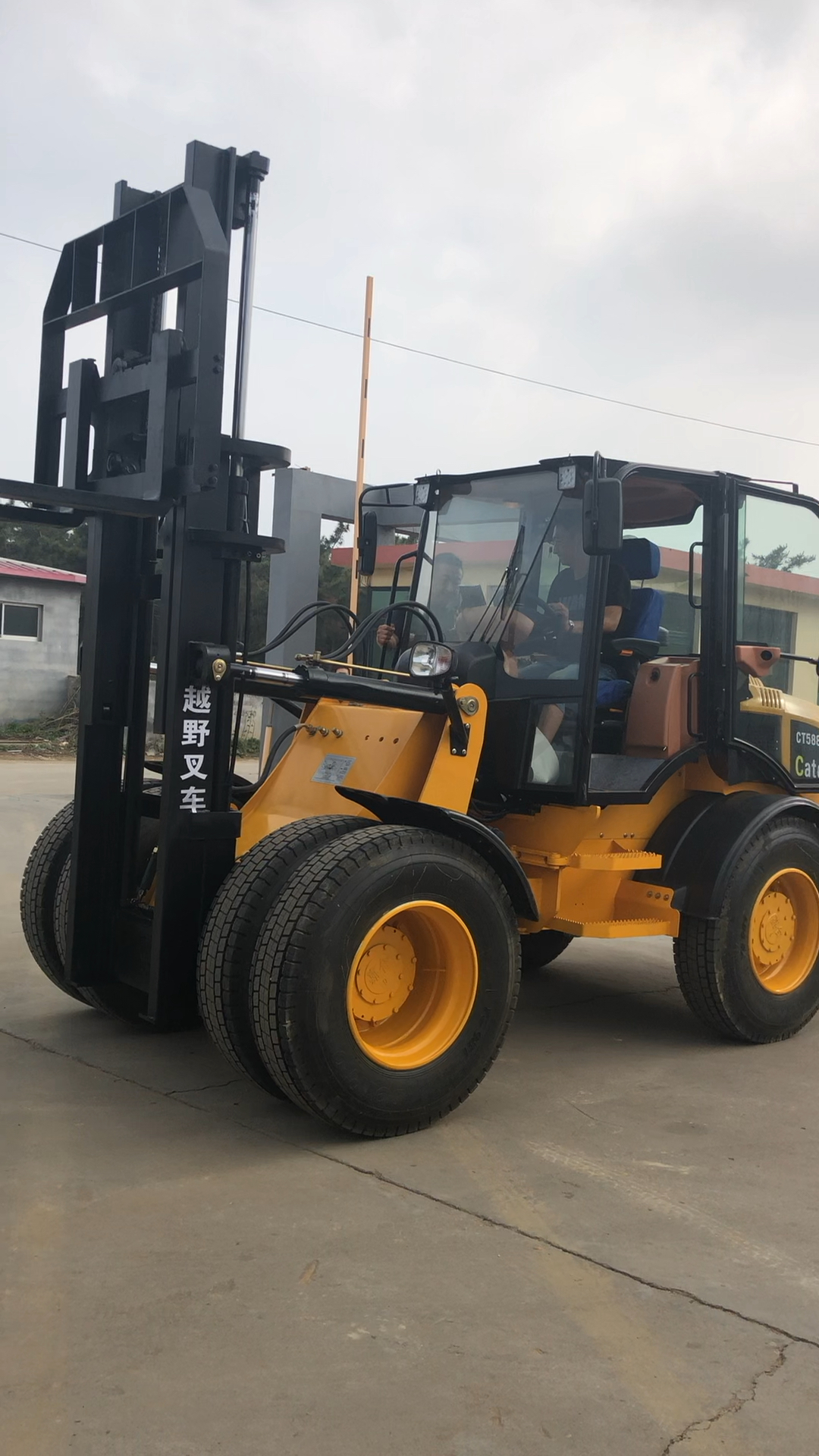 凯特迪尔六轮大5t四驱越野叉车