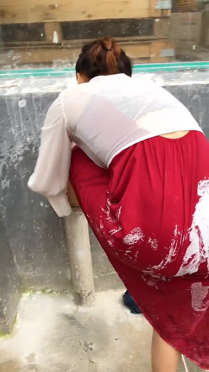 虽然老板娘的裙子又湿了,但从笑容可以看出,就算苦点累点可心里踏实!