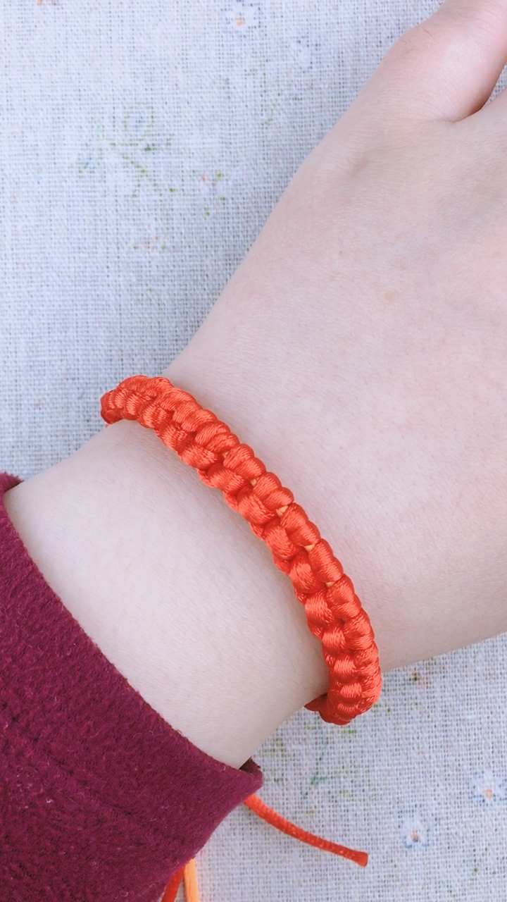 寻找最牛手艺人#绳编～雀头结编的手链,可以换成细一点的线编织手创