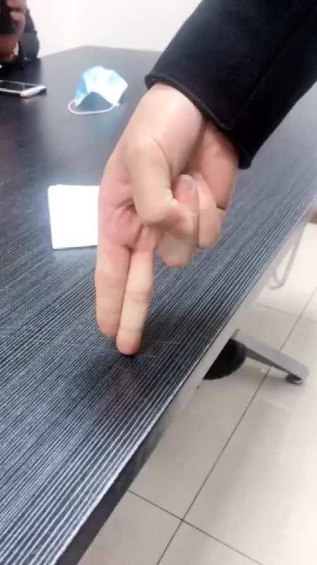 这功夫厉害了,手指使劲在桌子上一戳,这一幕把我看愣了!