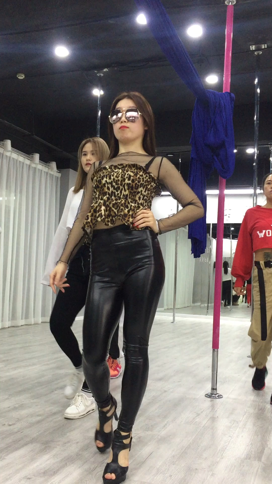 ds酒吧领舞姗姗基本功训练6