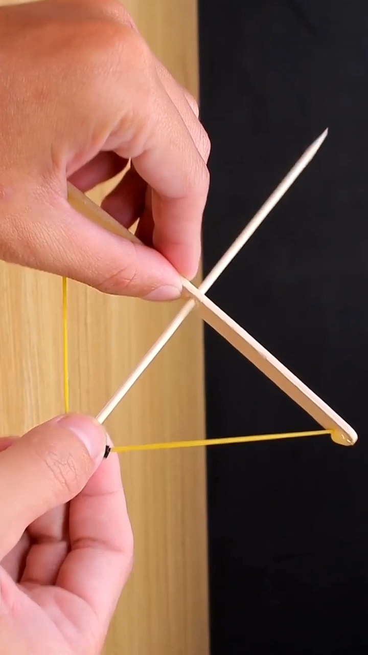 自制的简易小弓箭,小朋友请在大人允许下制作,请勿伤人!-度小视
