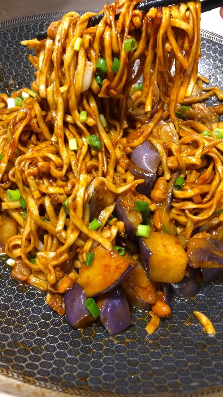 美食#简单好吃的茄子闷面喜欢双击感谢大家支持.