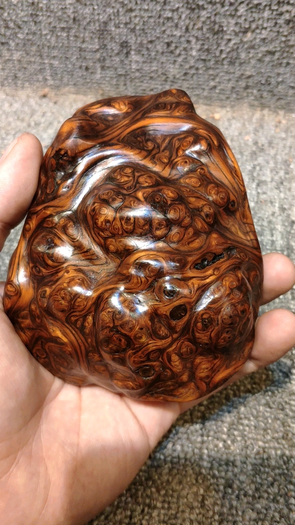 太行崖柏满瘤疤黑油料菩萨纹手把件,手留余香