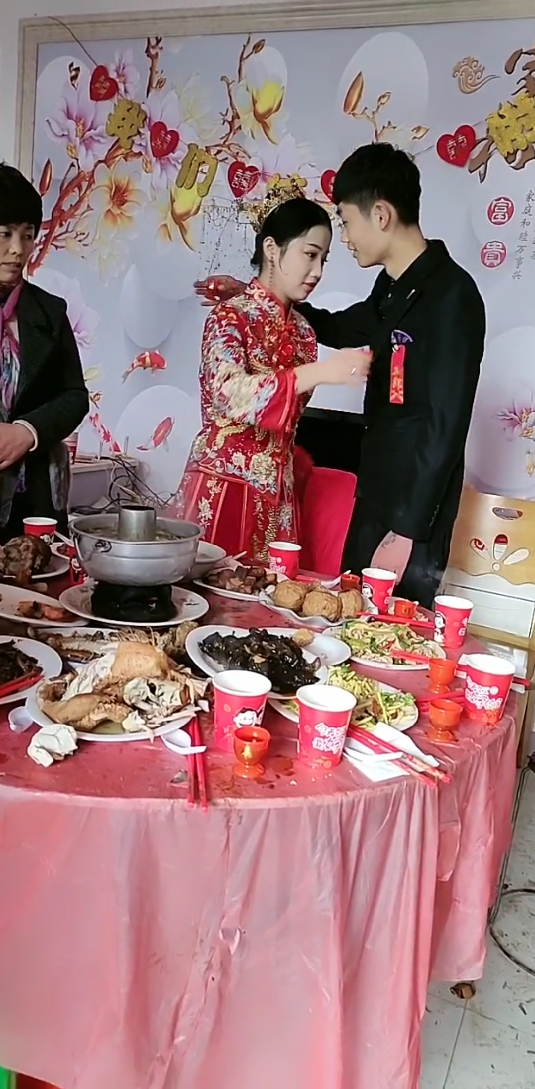 新郎新娘喝交杯酒,亮点在哪里哦!双击沾沾喜气!