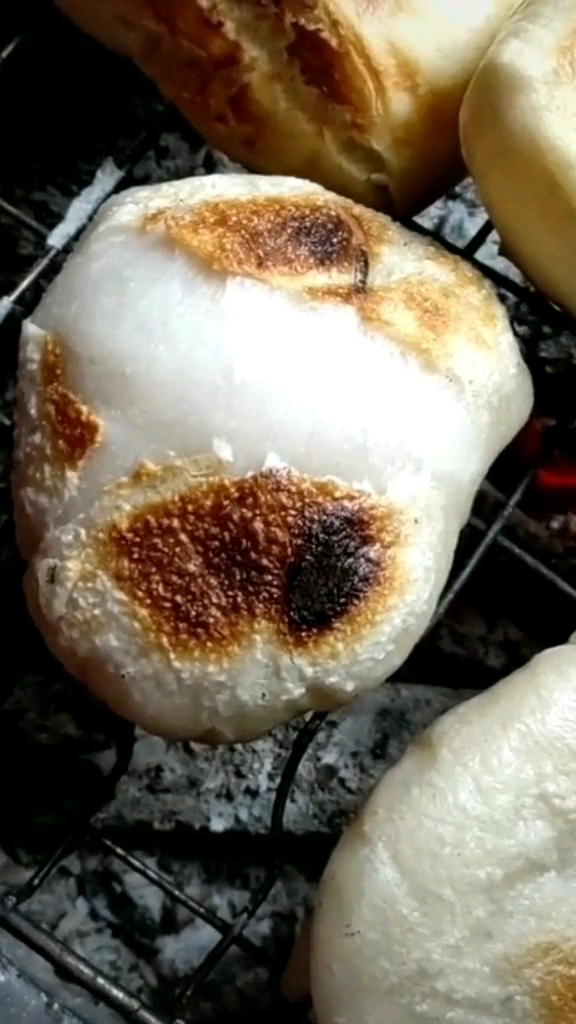 冬天来了,想起小时候一家人坐在火盆边,吃着烤糍粑!太幸福了!