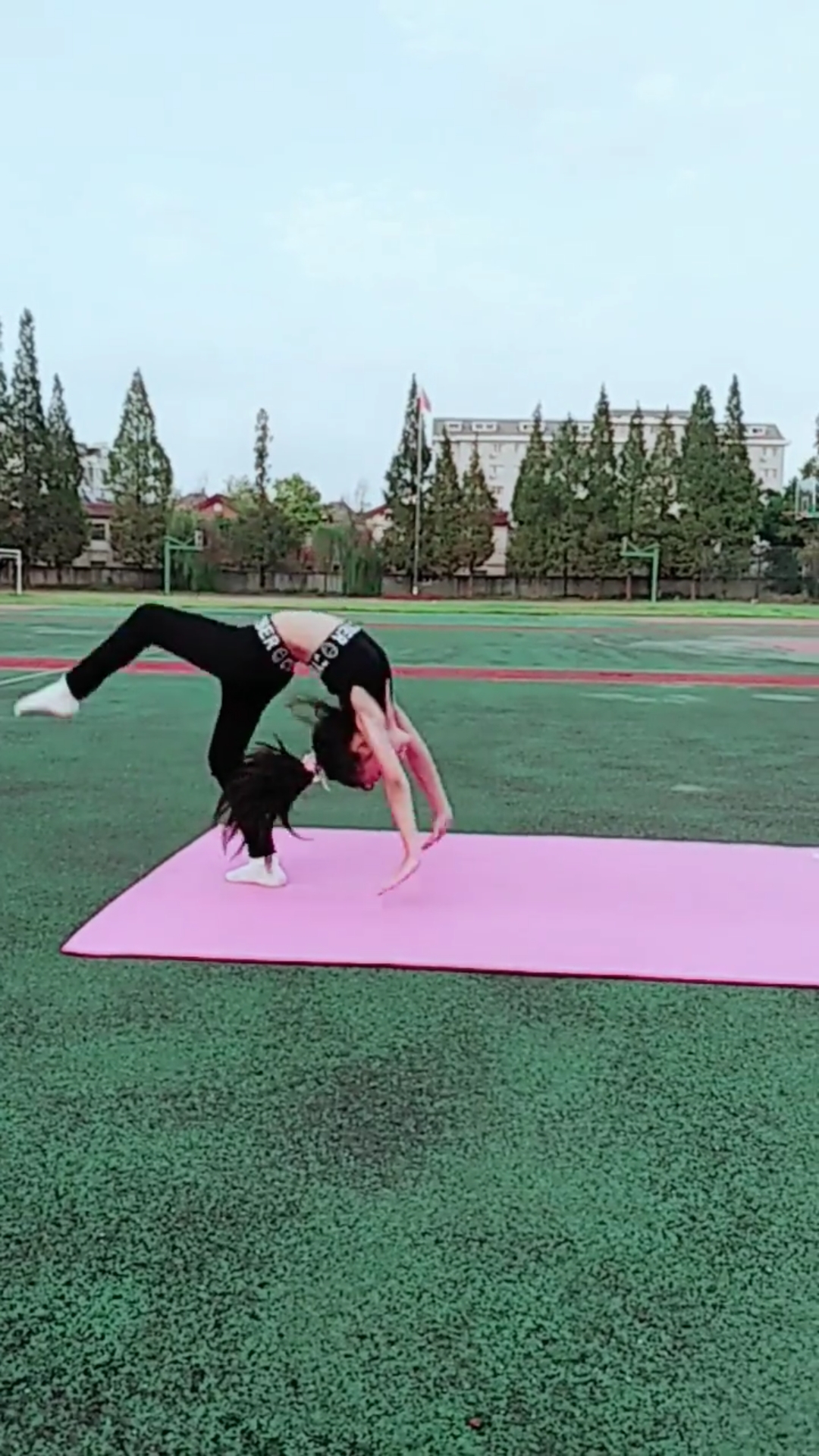 全民小助手#来个原地后软翻