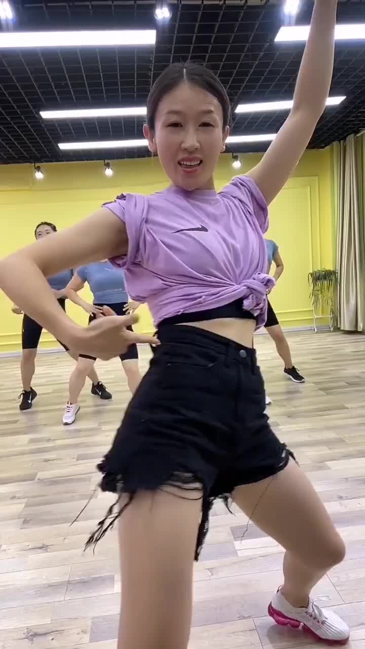 甩胯动作是燃脂效果最快的,赶紧学起来吧!