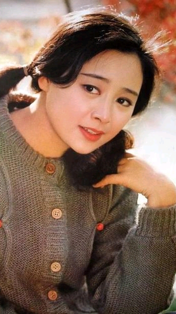 著名演员张瑜,与丈夫离婚后单身29年,如今62岁风韵犹存