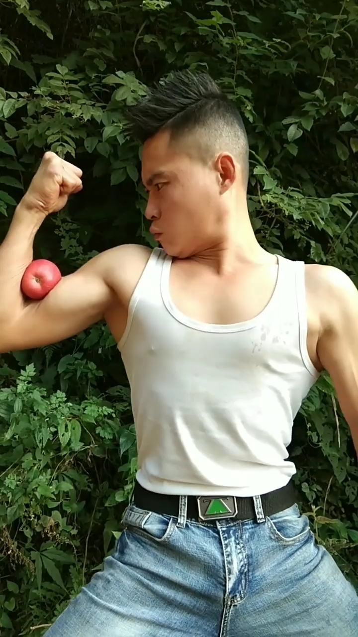 肌肉魔鬼二头肌爆发了