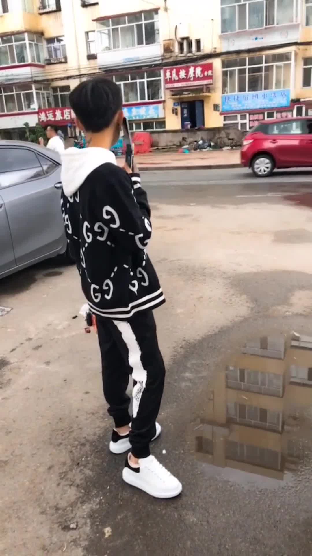 精神小伙街头打电话,有人喜欢这种类型的吗?-度小视